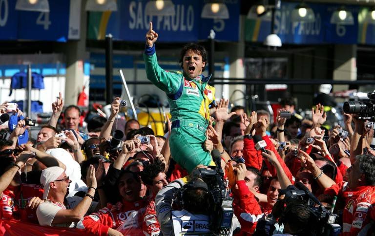 O piloto brasileiro Felipe Massa é carregado pela equipe Ferrari após vencer o GP Brasil de Fórmula 1. 22/10/2006 (Fonte: Paul Gilham/Getty Images/VEJA) 