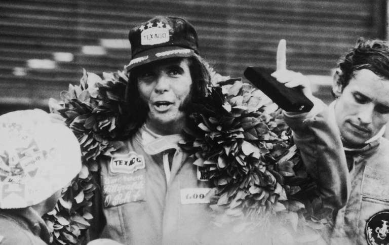O piloto brasileiro Emerson Fittipaldi comemora a conquista do campeonato após o GP Brasil de Fórmula 1 em 1974 (Fonte: Claudio Larangeira/VEJA)