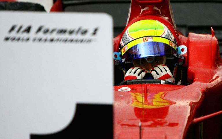 Felipe Massa fica desapontado após vencer o GP do Brasil, mas perder o campeonato para Lewis Hamilton. 02/11/2008 (Fonte: Clive Mason/Getty Images/VEJA)