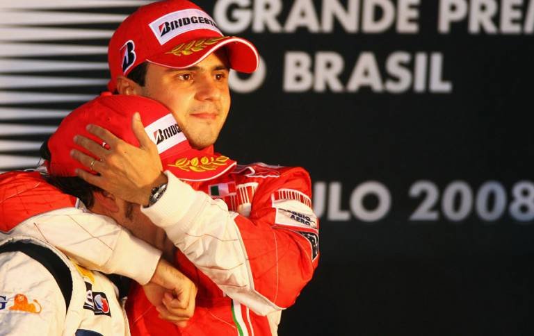 Felipe Massa abraça Fernando Alomso após vencer o GP do Brasil, mas perder o campeonato para o piloto inglês. 02/11/2008 (Fonte: Getty Images/VEJA)