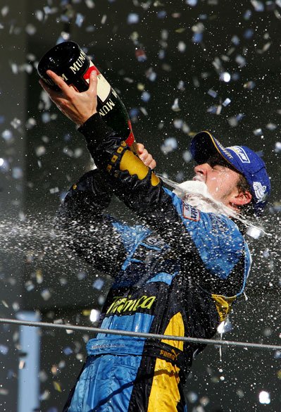 Fernando Alonso, piloto da equipe Renault, comemora a conquista o bi-campeonato após chegar em segundo lugar no GP Brasil de Fórmula 1. 22/10/2006 (Fonte: Paul Gilham/Getty Images/VEJA)