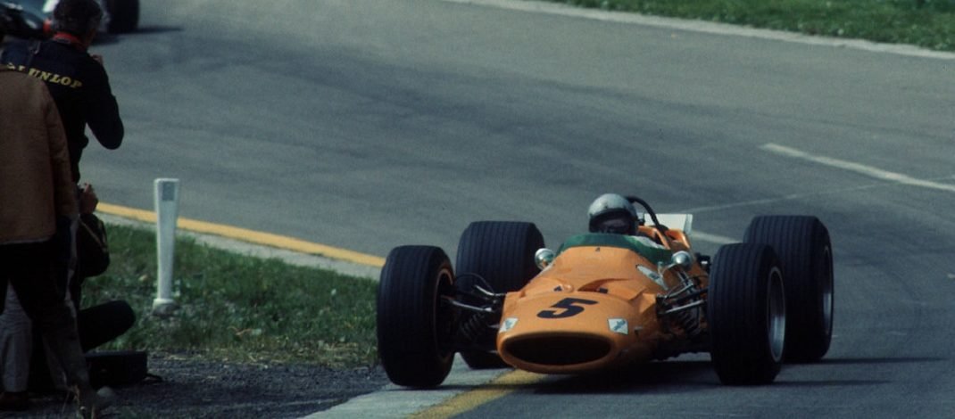 Foto de Bruce McLaren vence em Spa, a primeira da sua equipe e a ultima da sua carreira