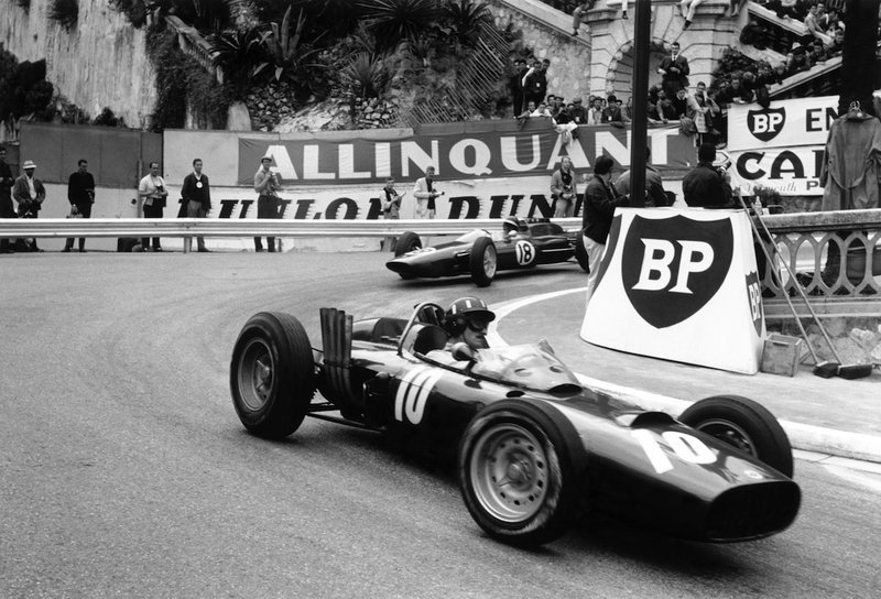 Carros de corrida antigos cruzam Grand Prix Historique em Mônaco