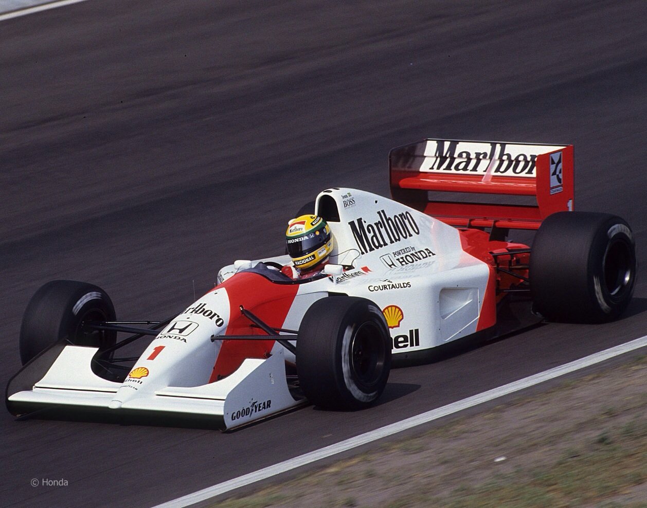 Foto de 26 de Julho – Senna se defende – Dia 66 dos 365 dias mais importantes da história do automobilismo – Segunda Temporada.