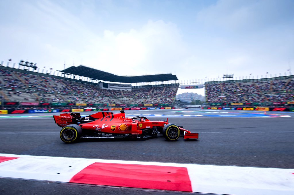Foto de TL2 México – Sebastian Vettel assume a ponta, com Max Verstappen colado em piloto da Ferrari