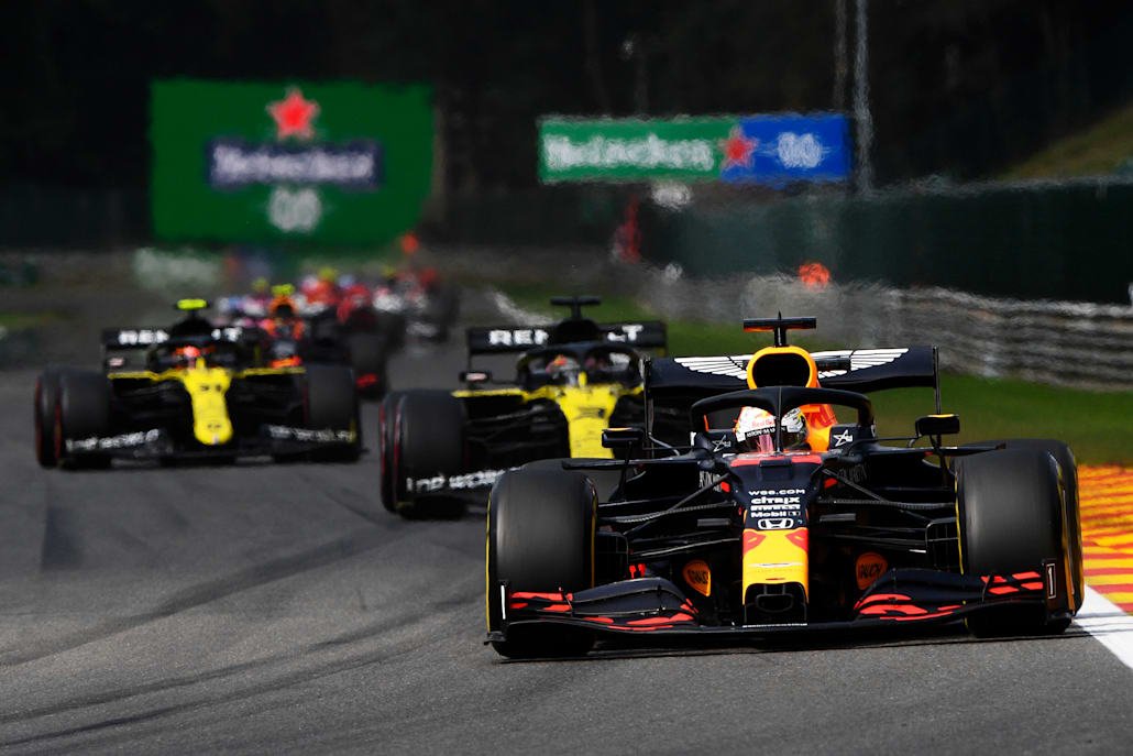 Max Verstappen e a dupla da Renault durante o GP da Bélgica - Foto: Red Bull Racing