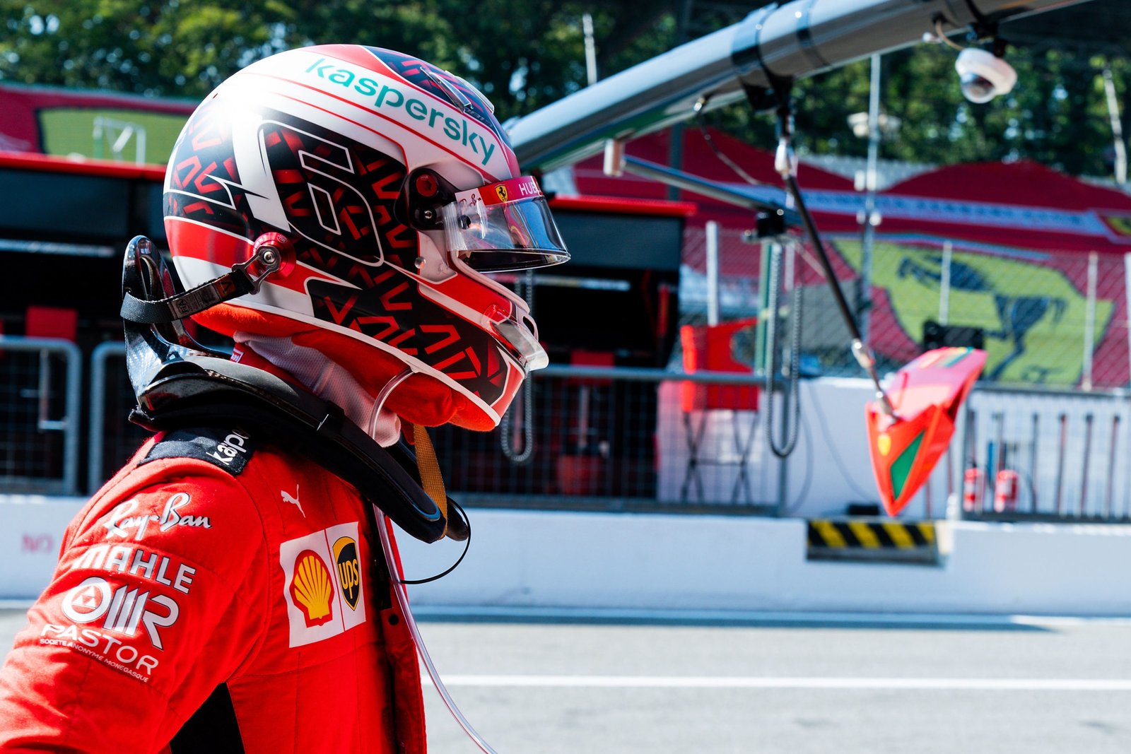A dupla da Ferrari não terminou a corrida na Itália - Foto: GP da Itália