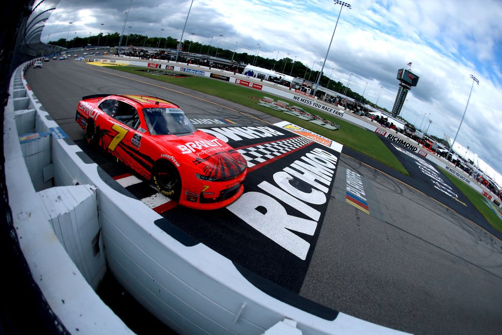 No sábado, a vitória de Allgaier foi de carro vermelho (Sean Gardner - Getty Images)