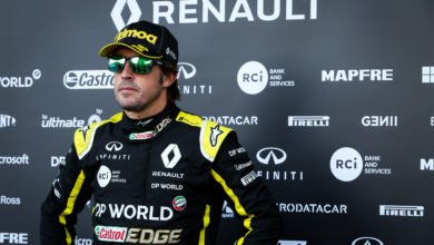 Foto de Fernando Alonso testa carro da Renault em dia dedicado para filmagens