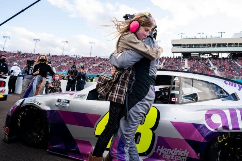 Jimmie Johnson recebe abraço da filha ao final da prova (Alejandro Alvarez | NASCAR Digital Media)