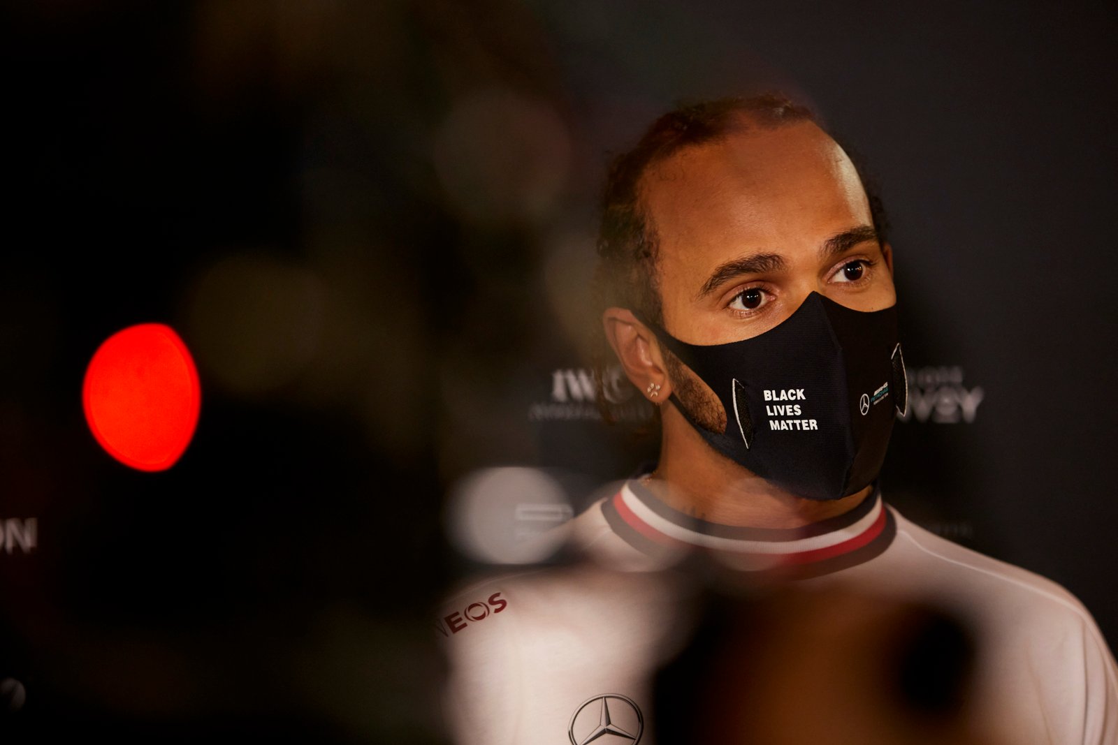 Foto de Lewis Hamilton testa negativo para o Covid-19 e participará do GP de Abu Dhabi