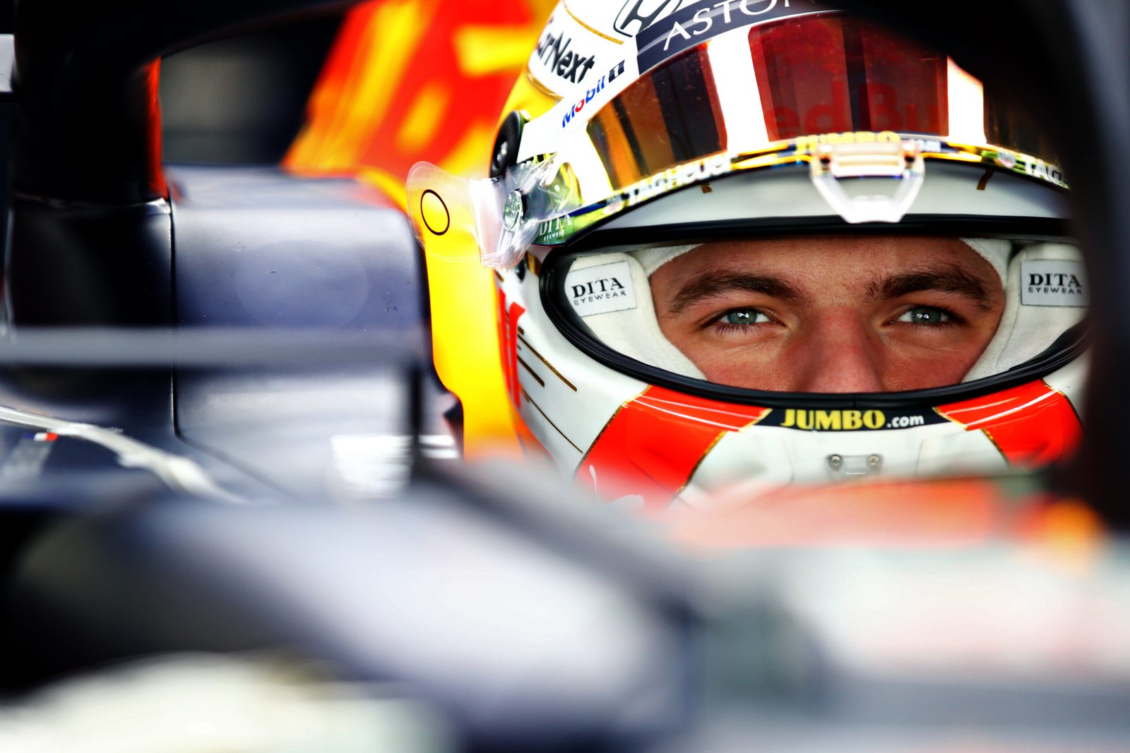 Foto de Max Verstappen supera dupla da Mercedes e crava pole para o GP de Abu Dhabi