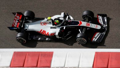 Foto de Haas foca no carro de 2022, enquanto o motor do carro de 2021 será acionado no Bahrein