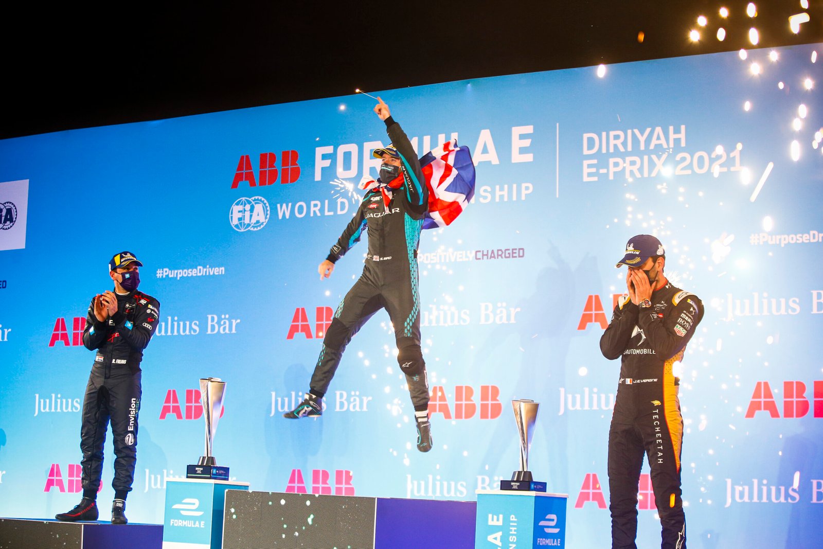 Foto de Sam Bird conquista sua primeira vitória com a Jaguar sob bandeira vermelha no Eprix2 de Diriyah