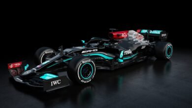 Foto de Mercedes revela W12 e segue com pintura preta para 2021