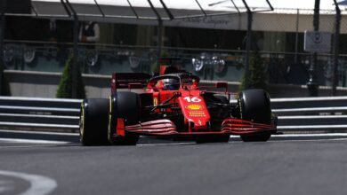 Foto de Leclerc lidera dobradinha da Ferrari no TL2 e fecha quinta-feira com grande desempenho