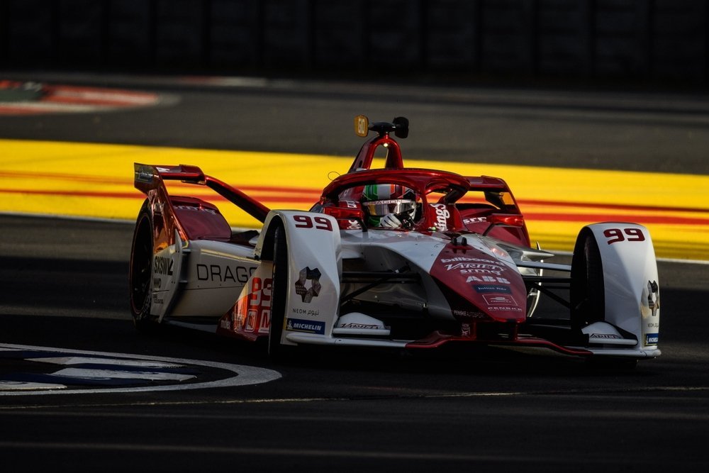 Crie dois carros de formula 1 disputando uma corrida com um por do sol ao  fundo