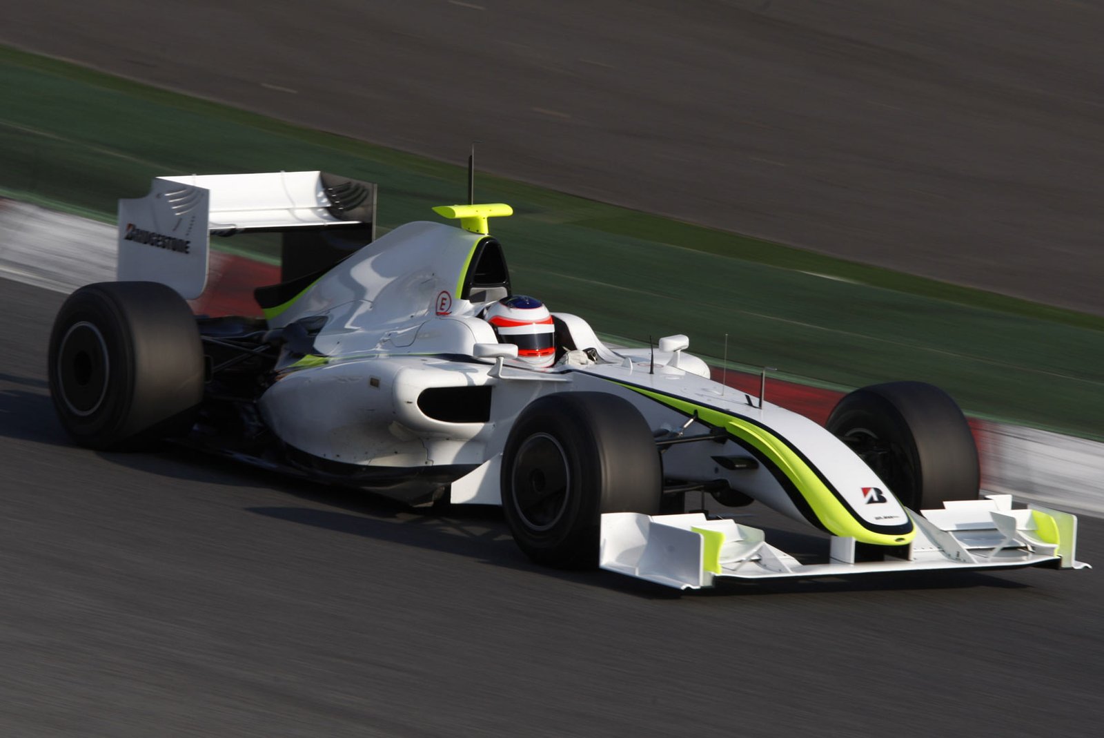O Brawn BGP 001 de Rubens Barrichello, durante um teste no Circuito da Catalunha. - Reprodução