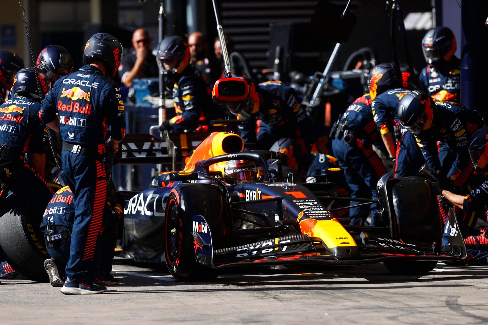 GP de São Paulo é dominado por Max Verstappen; estratégias seguem a cartilha do ano passado