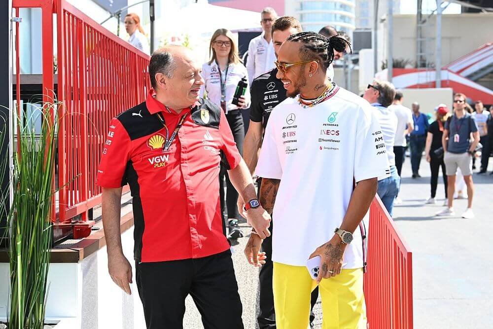Lewis Hamilton fecha contrato de múltiplos anos com Ferrari e defenderá o time a partir de 2025