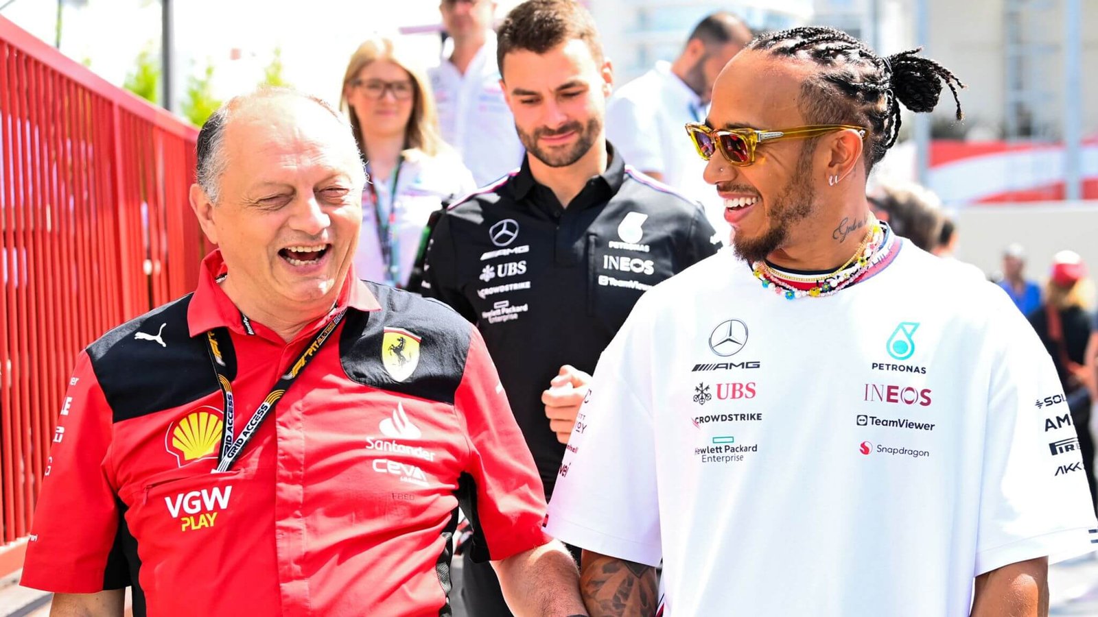 Proposta incisiva de John Elkann para Lewis Hamilton motivou a troca da Mercedes pela Ferrari