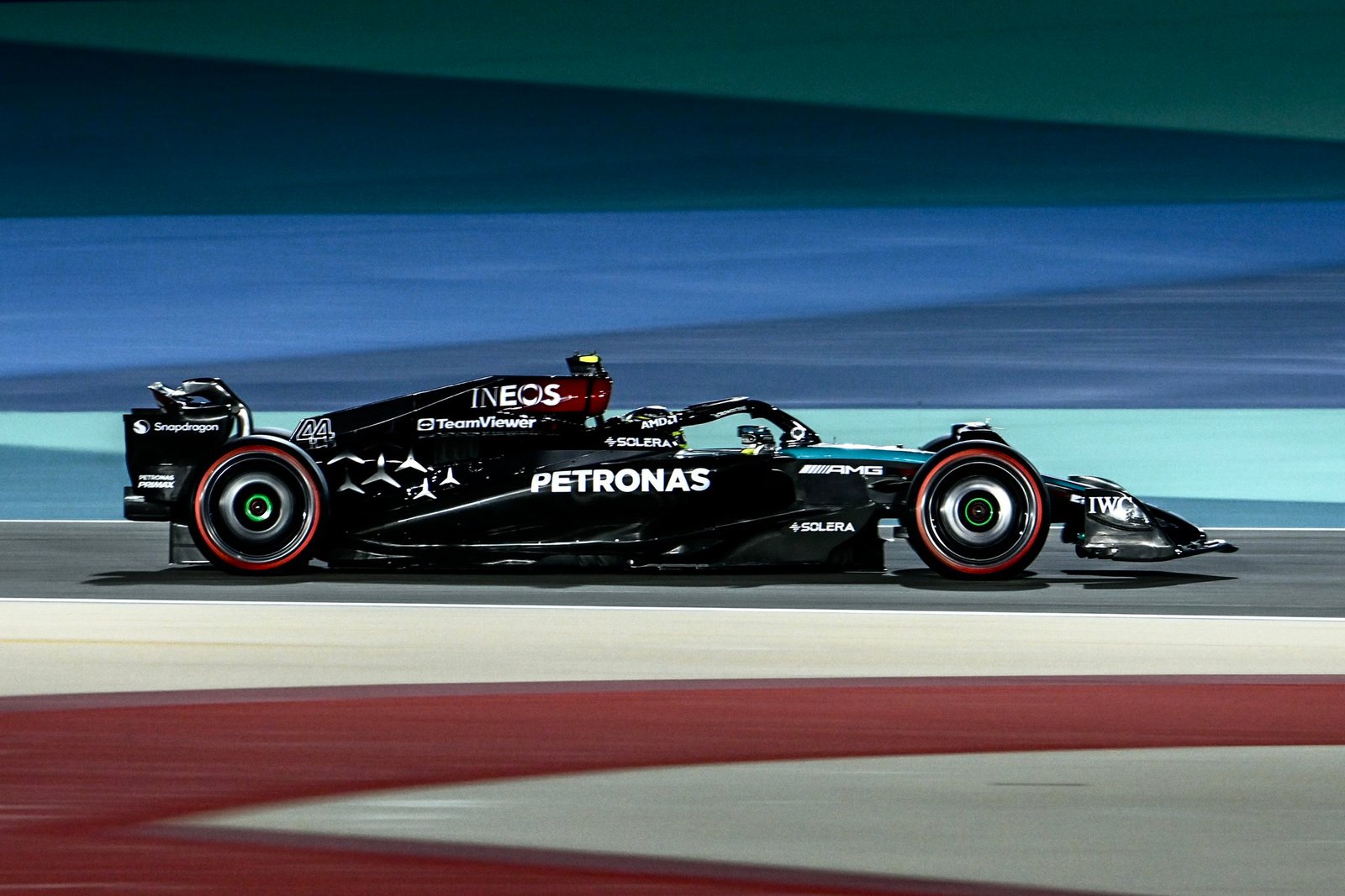 Com dobradinha liderada por Lewis Hamilton, Mercedes comanda TL2 no Bahrein