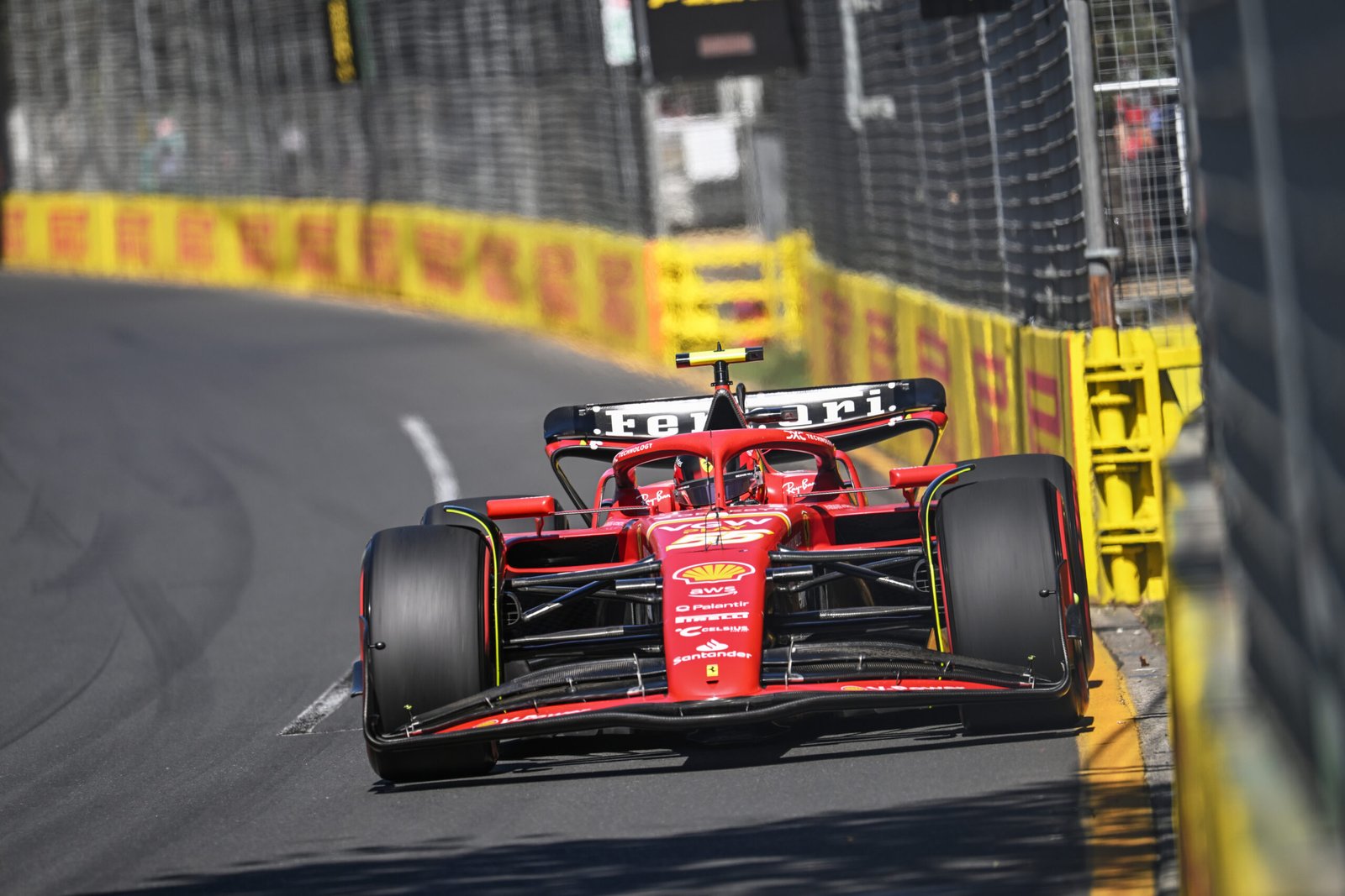 Pirelli acerta com escolha de pneus para o GP da Austrália. Sainz fatura vitória