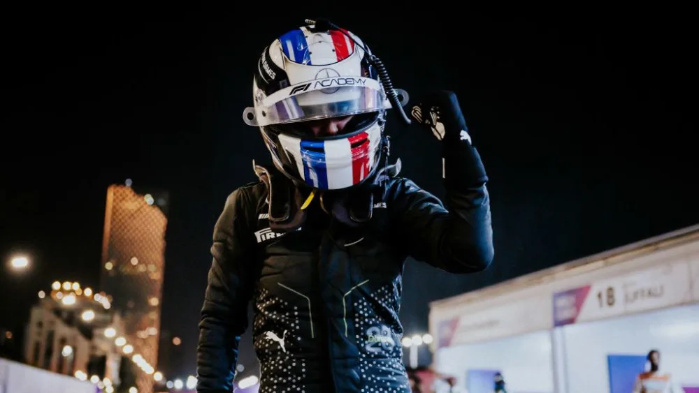 Doriane Pin domina classificação da F1 Academy e conquista pole dupla em Jeddah