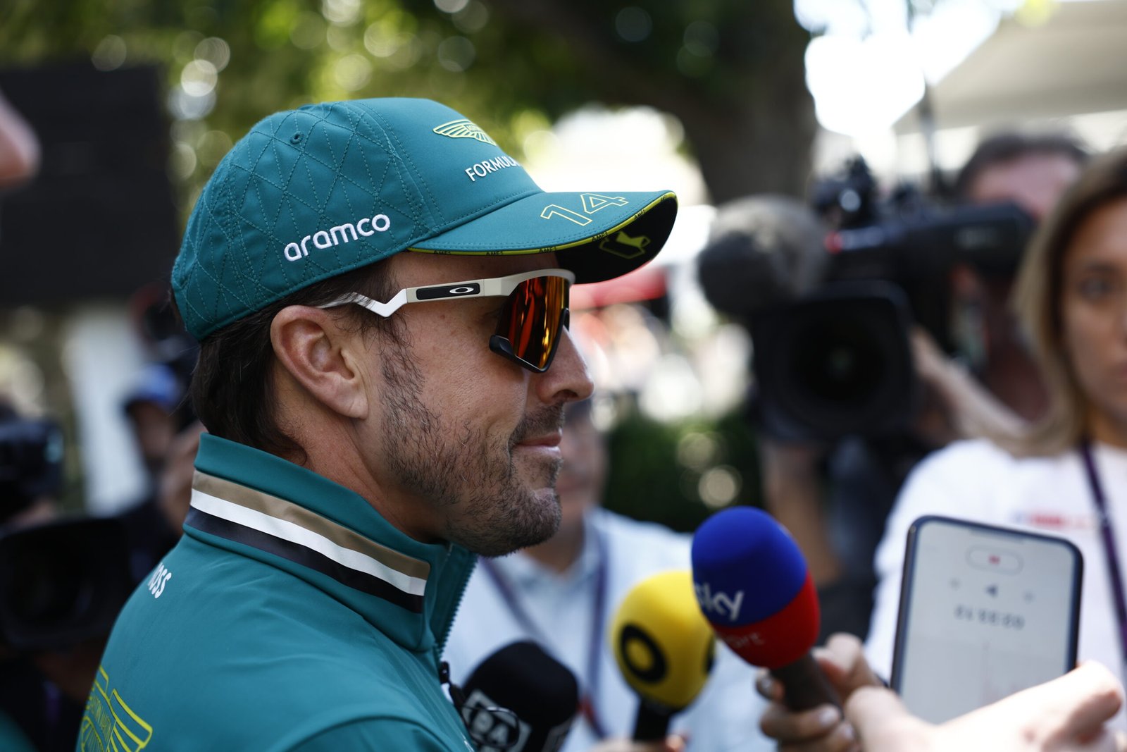 Alonso recebe punição por “direção perigosa” após análise de incidente polêmico com Russell