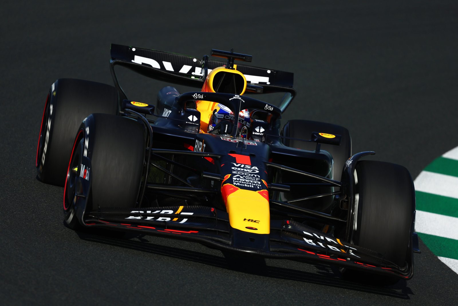 Max Verstappen encerra TL1 do GP da Arábia Saudita na liderança seguido de perto por Fernando Alonso