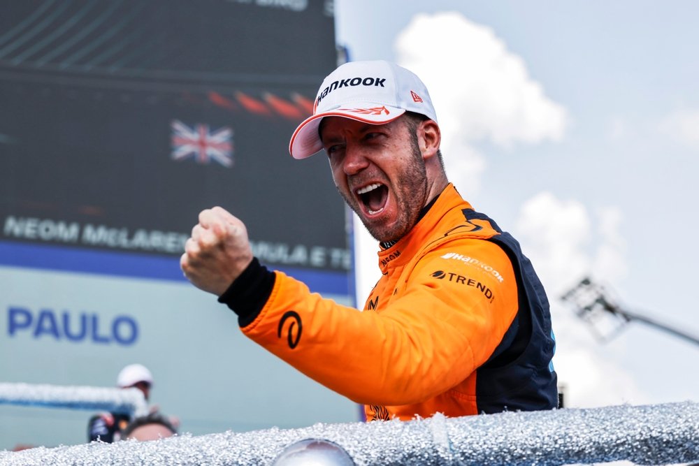 McLaren conquista vitória no Brasil após 12 anos. Sam Bird brilha no Sambódromo do Anhembi