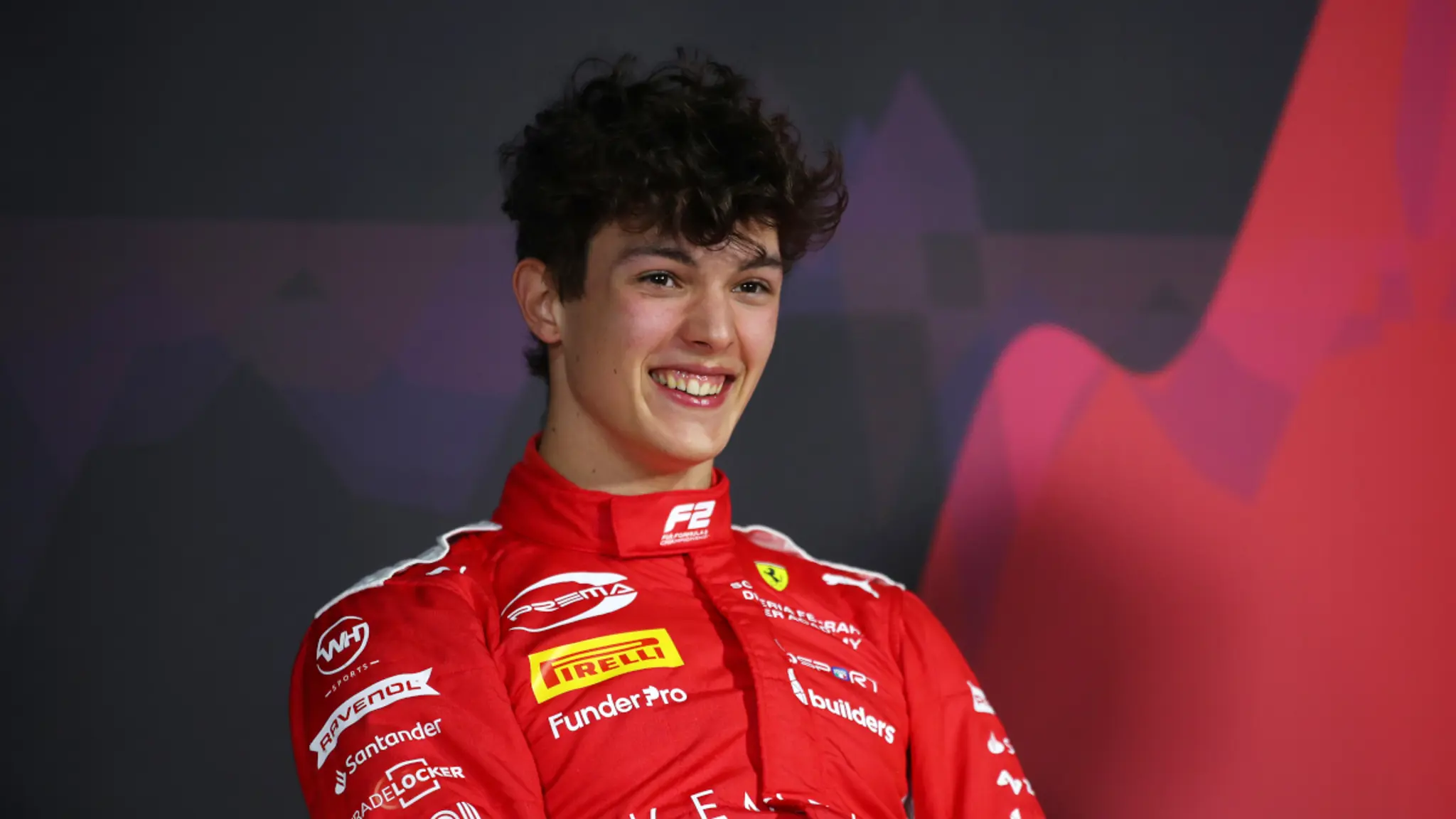 Te apresento o Oliver Bearman: o jovem talentoso que assume o volante da Ferrari em substituição a Carlos Sainz