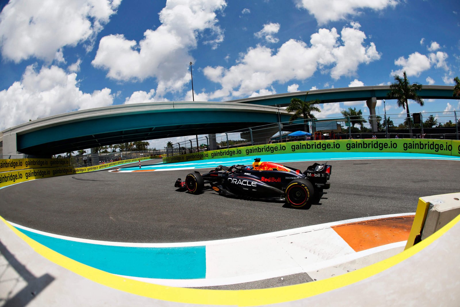 Verstappen completa treino livre em Miami na liderança, seguido por Piastri e Sainz