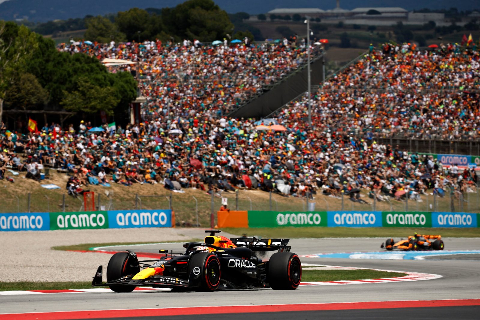 Estratégia de duas paradas é a escolha popular na Espanha; Norris desafia Verstappen na busca pela vitória
