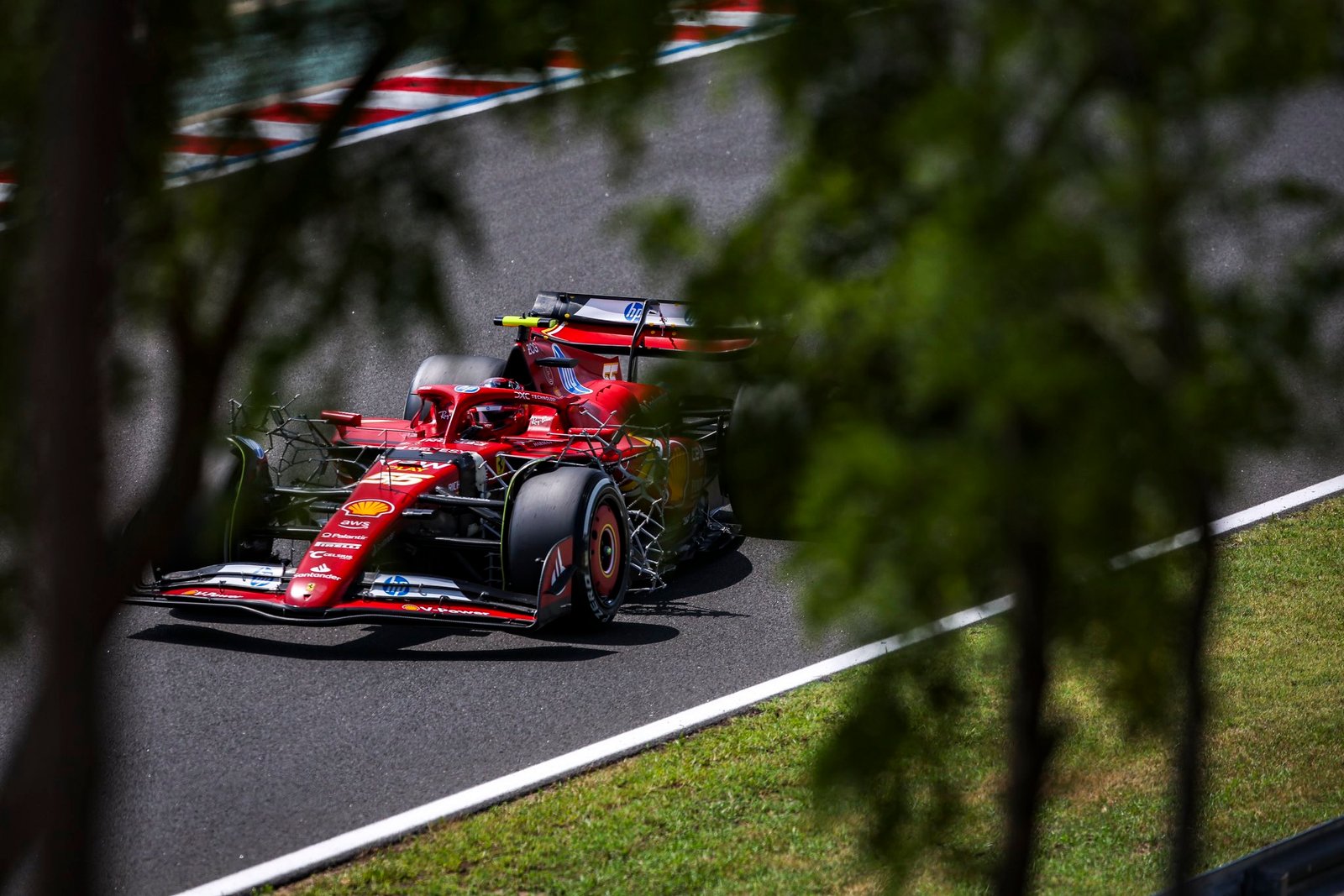 Em sessão voltada para a verificação de atualizações, Carlos Sainz lidera com a Ferrari na Hungria