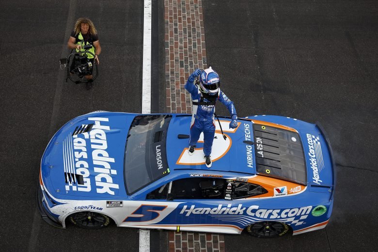 Kyle Larson lidera no momento certo e vence em Indianápolis