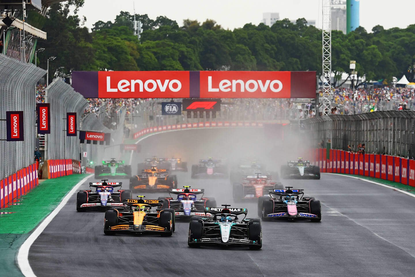 Norris e dupla da Mercedes são multados por infrações no início do GP de São Paulo