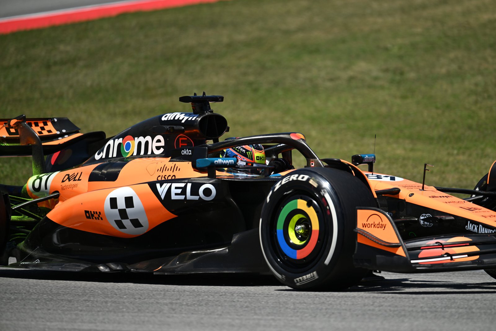 Oscar Piastri sobra e comanda 1-2 da McLaren no TL3 em Barcelona; Bortoleto é 11°