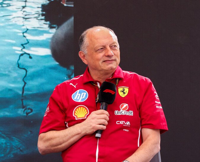 “Mudamos o chefe de equipe, pilotos, quase tudo… menos uma coisa”: Vasseur fala sobre pressão na Ferrari