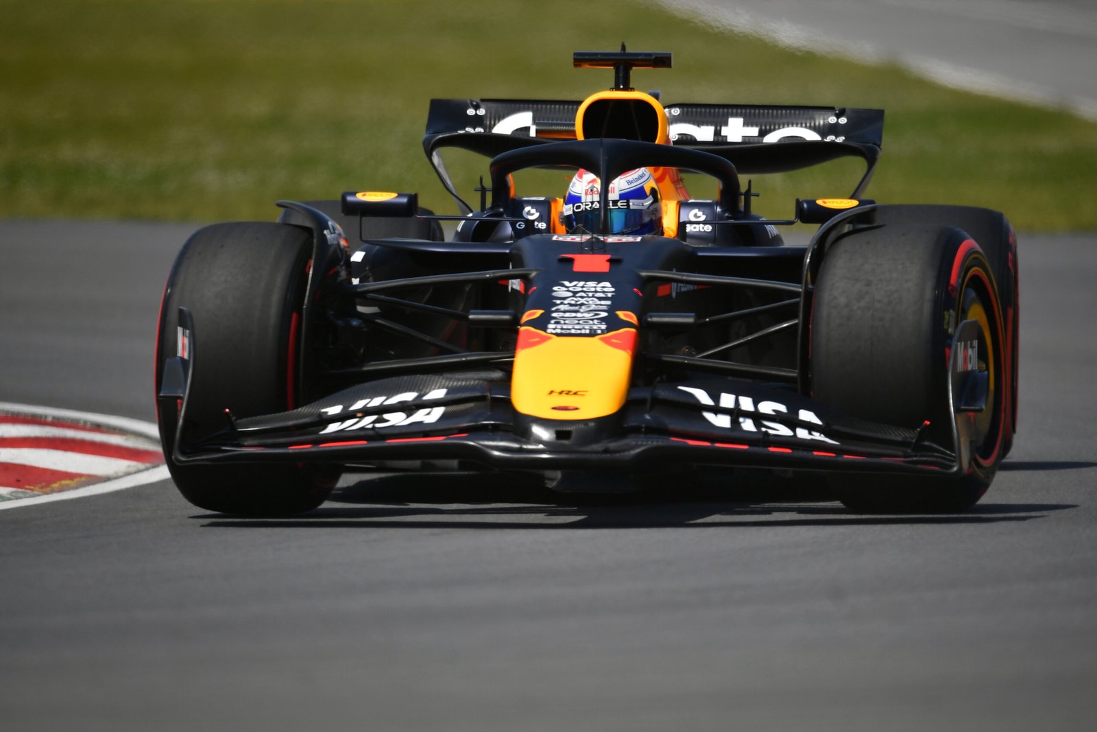 Max Verstappen começa fim de semana no Canadá na liderança; Leclerc bate no TL1