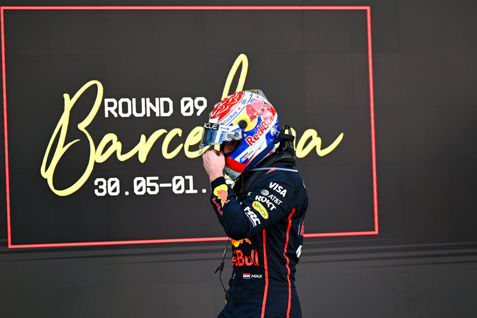 Verstappen é punido após toque com Russell e fica a um passo da suspensão