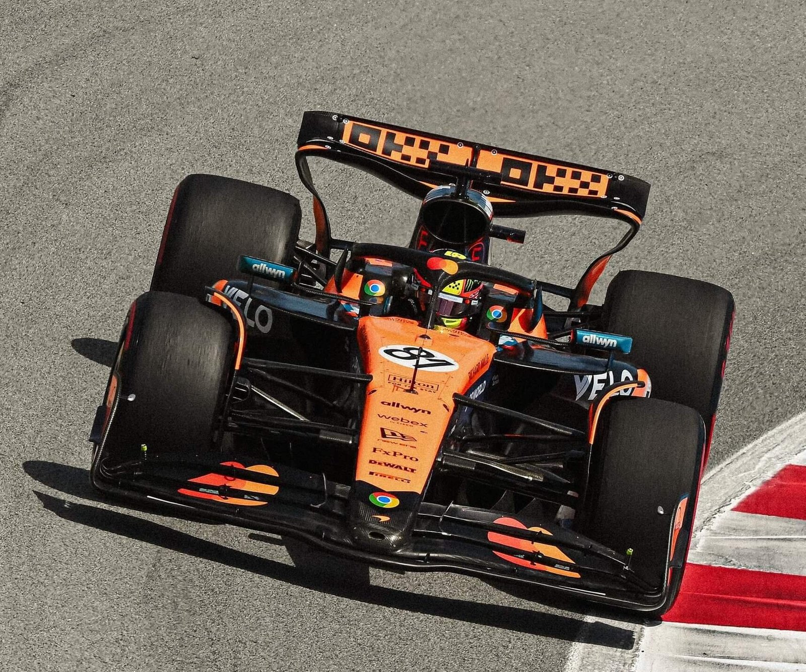 McLaren cobre estratégia da Red Bull e fatura dobradinha na Espanha com vitória de Oscar Piastri