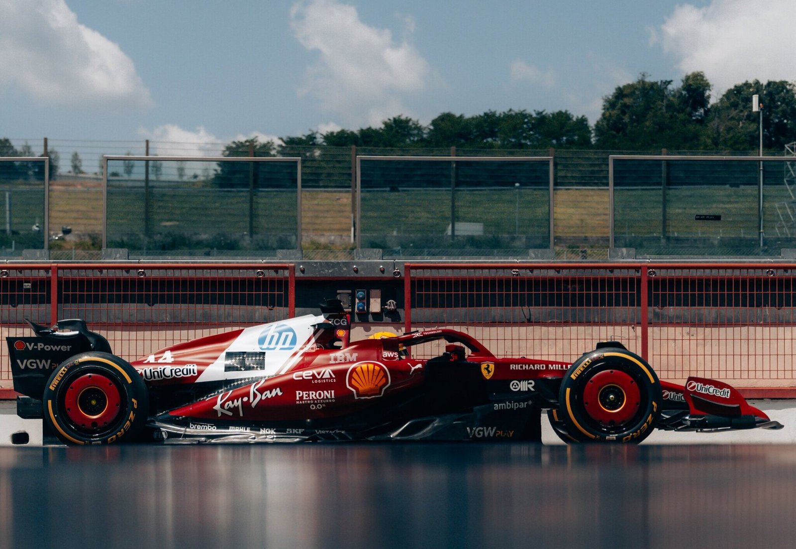 Ferrari usa “dia de filmagens” para avaliar atualizações e preparar Hamilton e Leclerc