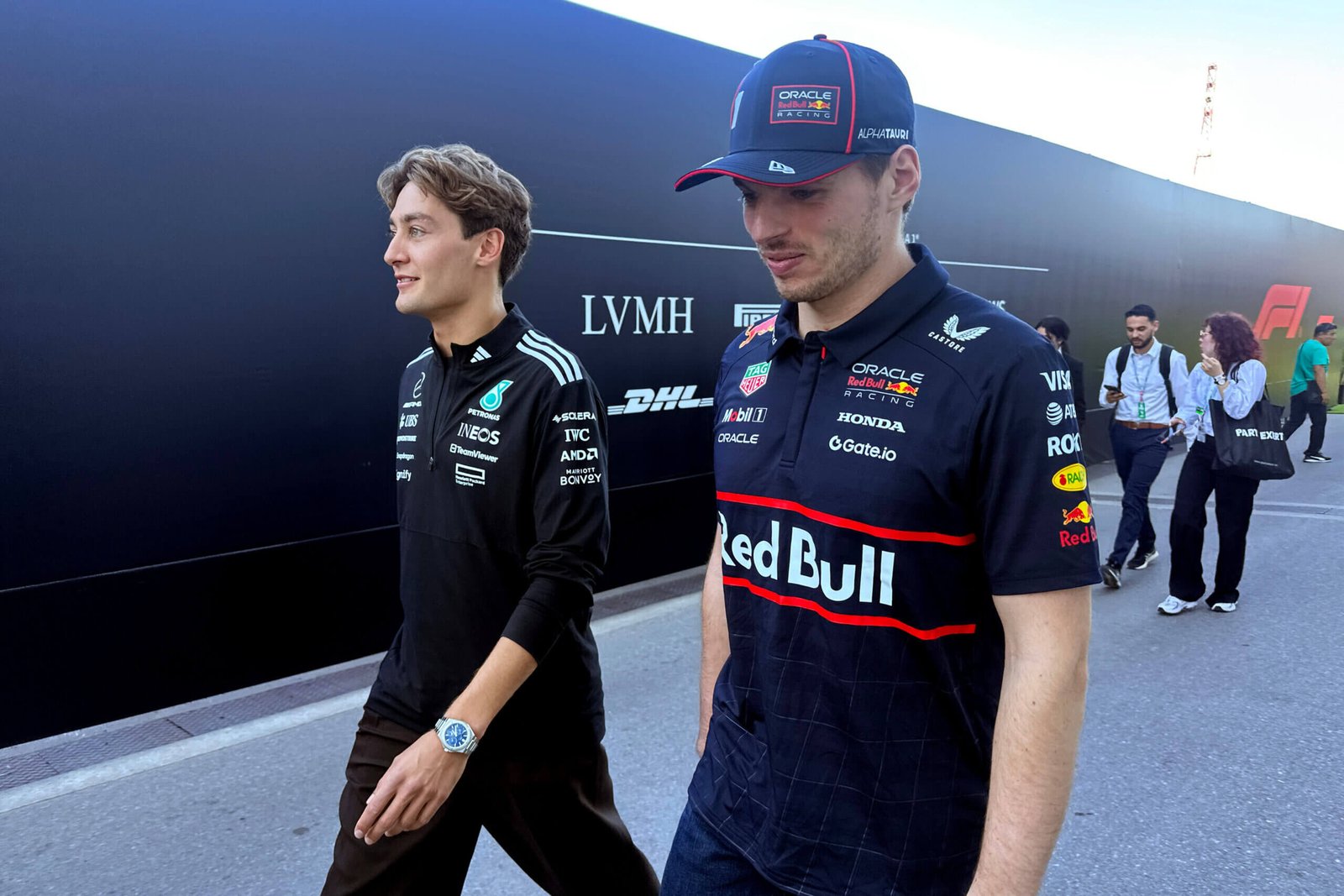Russell reforça lealdade à Mercedes em meio a rumores sobre Verstappen