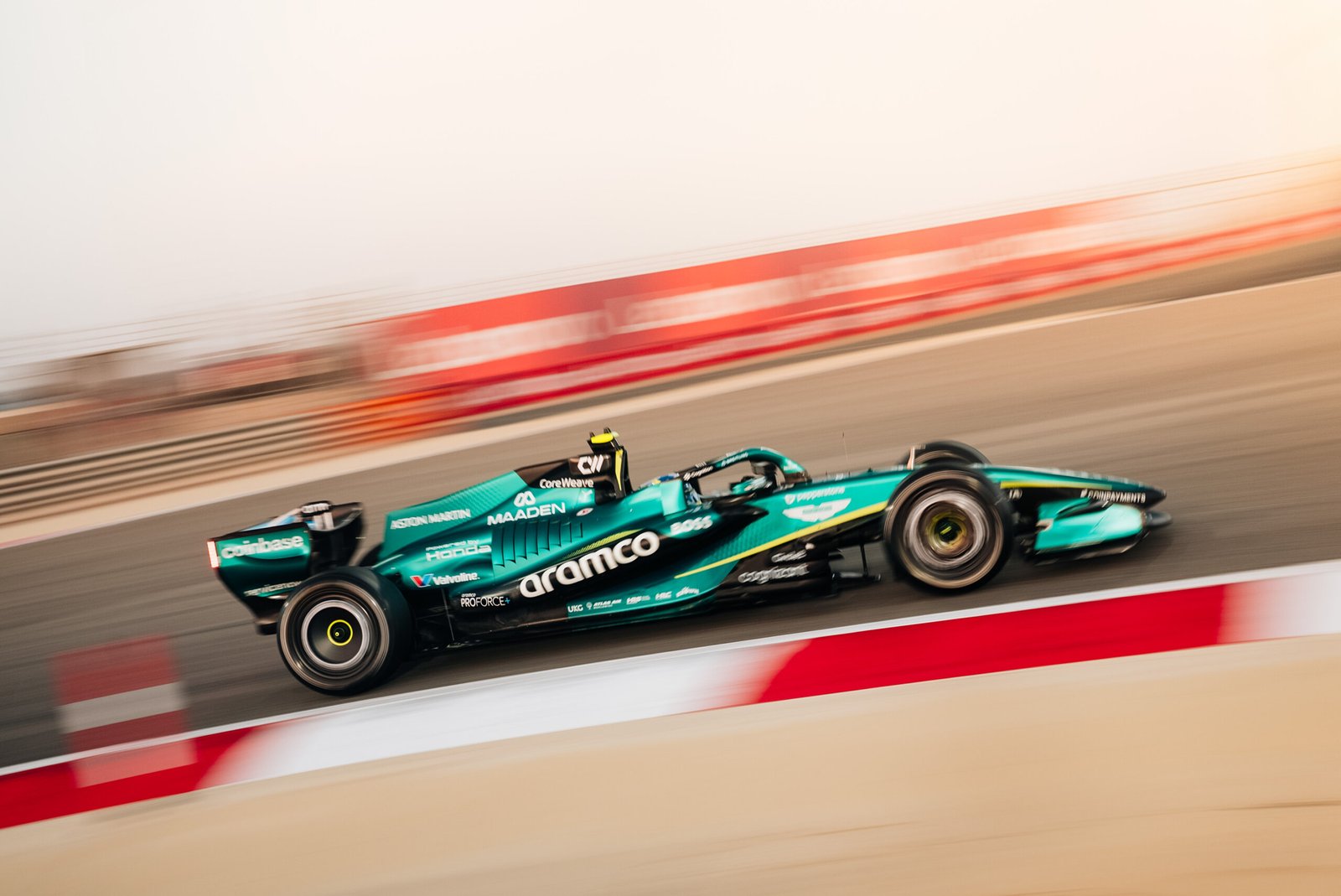 Adrian Newey revela limitação de voltas para Alonso e Stroll no GP da Austrália após problema no carro da Aston Martin