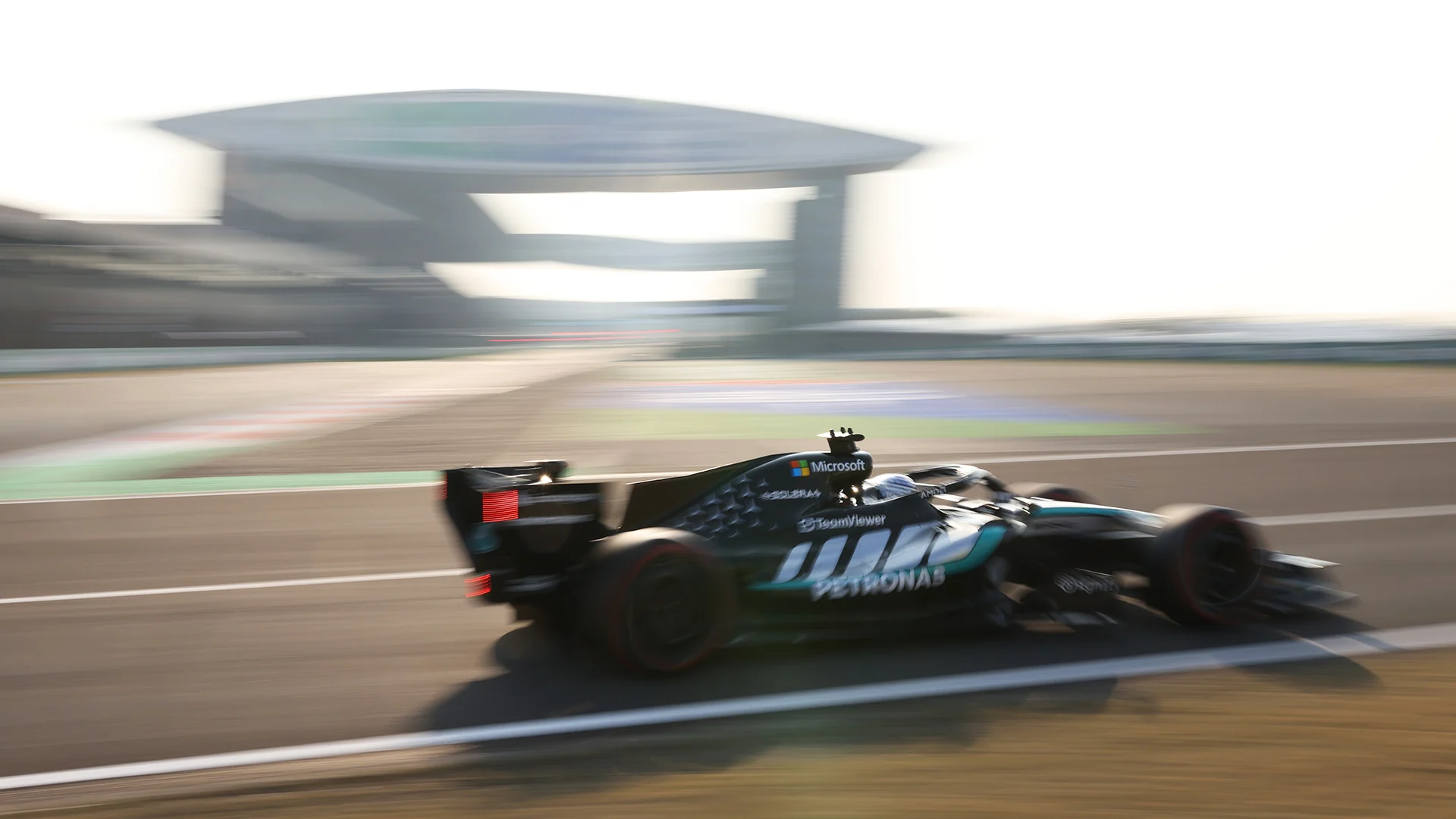 Russell vence Sprint do GP da China após duelo intenso com Ferrari